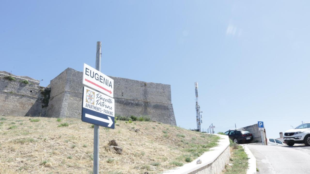 Piazzetta Petrone Apartments + Parking Vieste Exterior foto